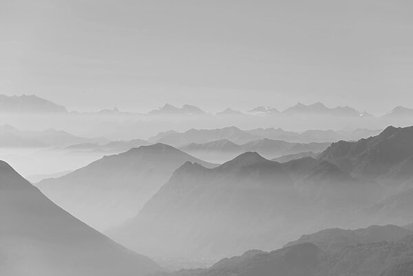 Una imagen de montañas en blanco y negro Una imagen de montañas en blanco y negro