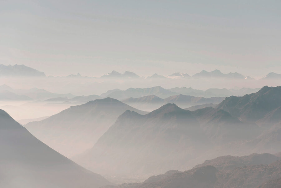 Una cordillera con niebla