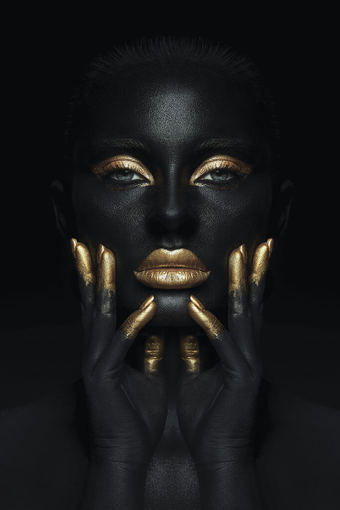 Mystic contrast in metallic allure Mystic contrast in metallic allure