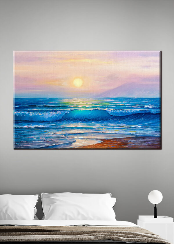 Cuadros Un cuadro de una playa con olas y una puesta de sol