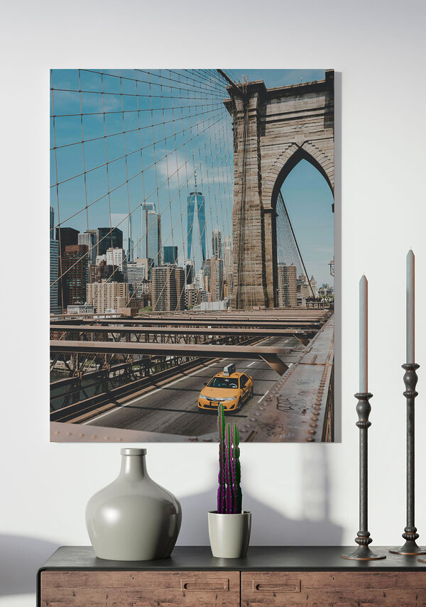 Cuadros El puente de Brooklyn con un taxi amarillo circulando por él