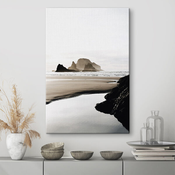 Cuadros Una playa con rocas y agua