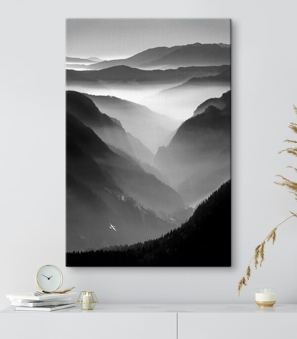 Una foto en blanco y negro de unas montañas Cuadros Una foto en blanco y negro de unas montañas