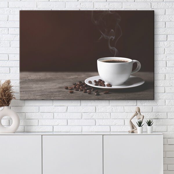 Cuadros Una taza de café con humo y granos sobre una superficie de madera