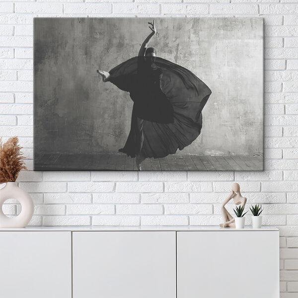 Cuadros Una mujer bailando con un vestido negro