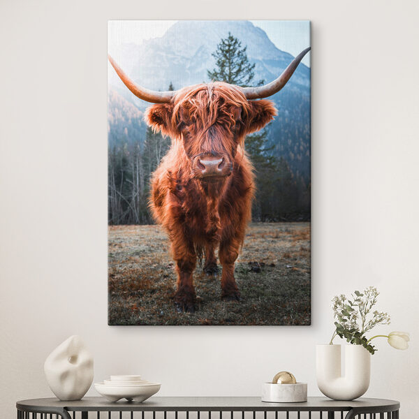 Cuadros Cuadros Un yak de cuernos largos parado en un campo (SKU: s37629)