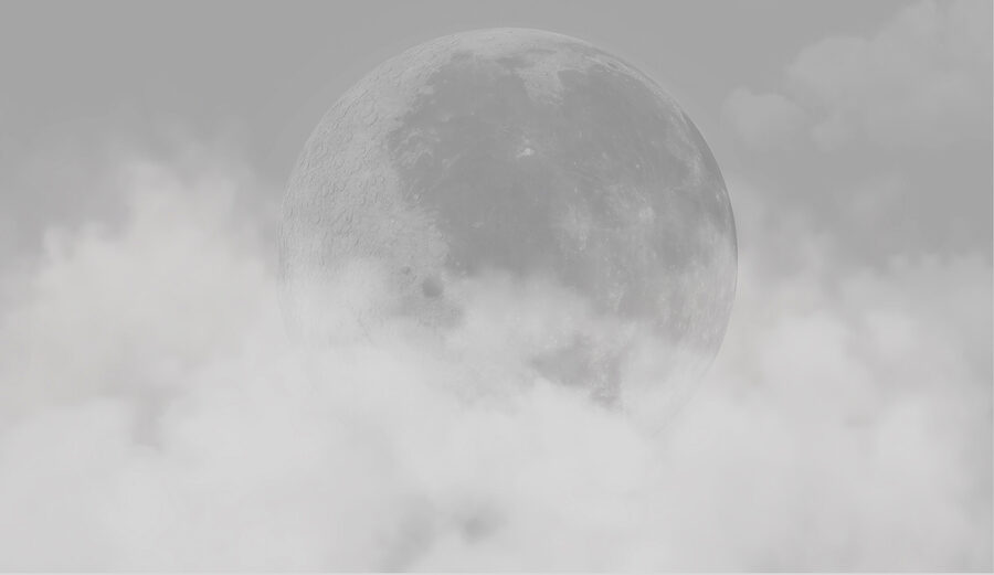 Una luna en las nubes