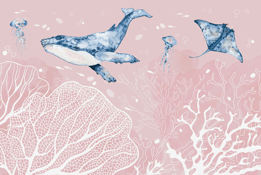 Una ballena y rayas nadando en el océano