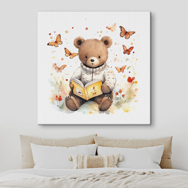 Cuadros Un osito de peluche leyendo un libro con mariposas revoloteando a su alrededor