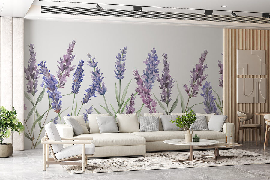 Una hilera de flores moradas