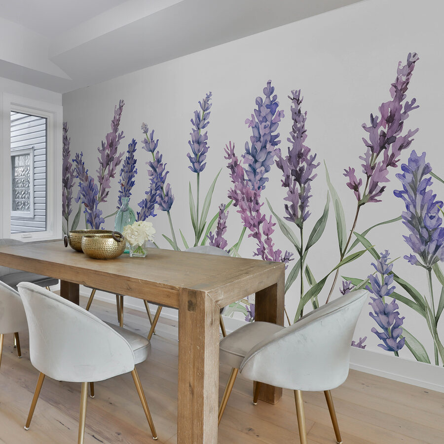 Una hilera de flores moradas