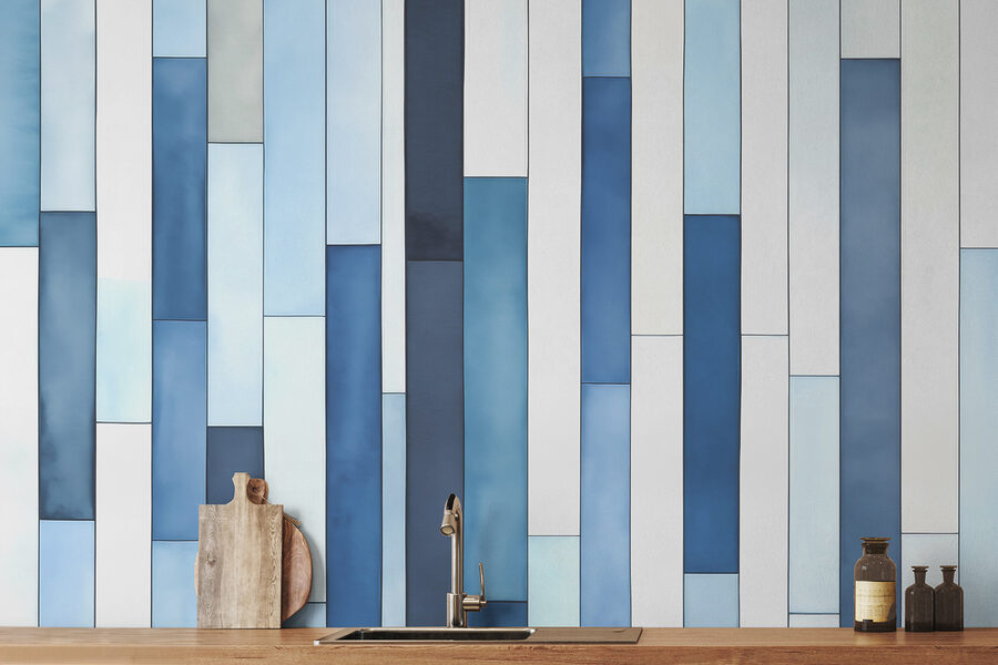 Una pared a rayas azules y blancas