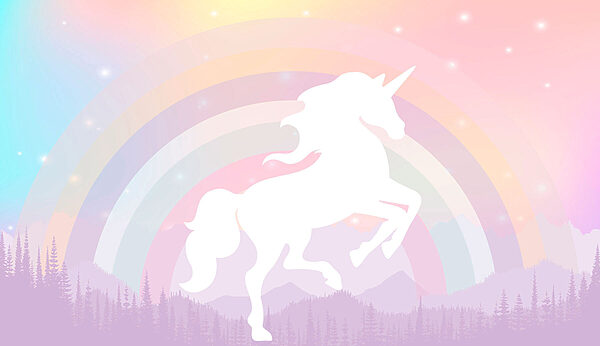 Un unicornio con un arco iris y montañas Un unicornio con un arco iris y montañas