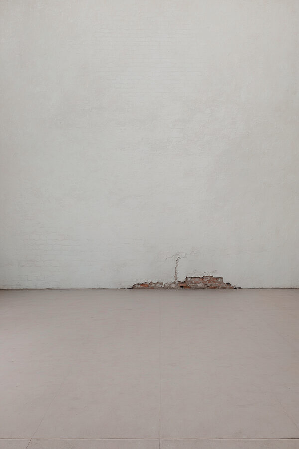 White wall with a crack in the wall
