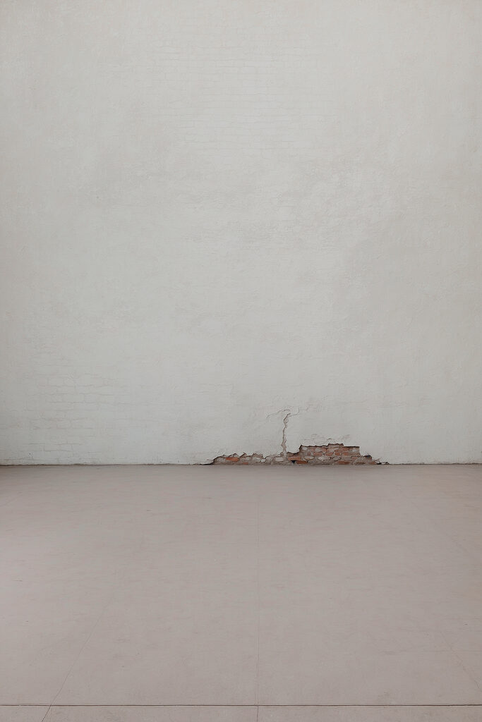 White wall with a crack in the wall