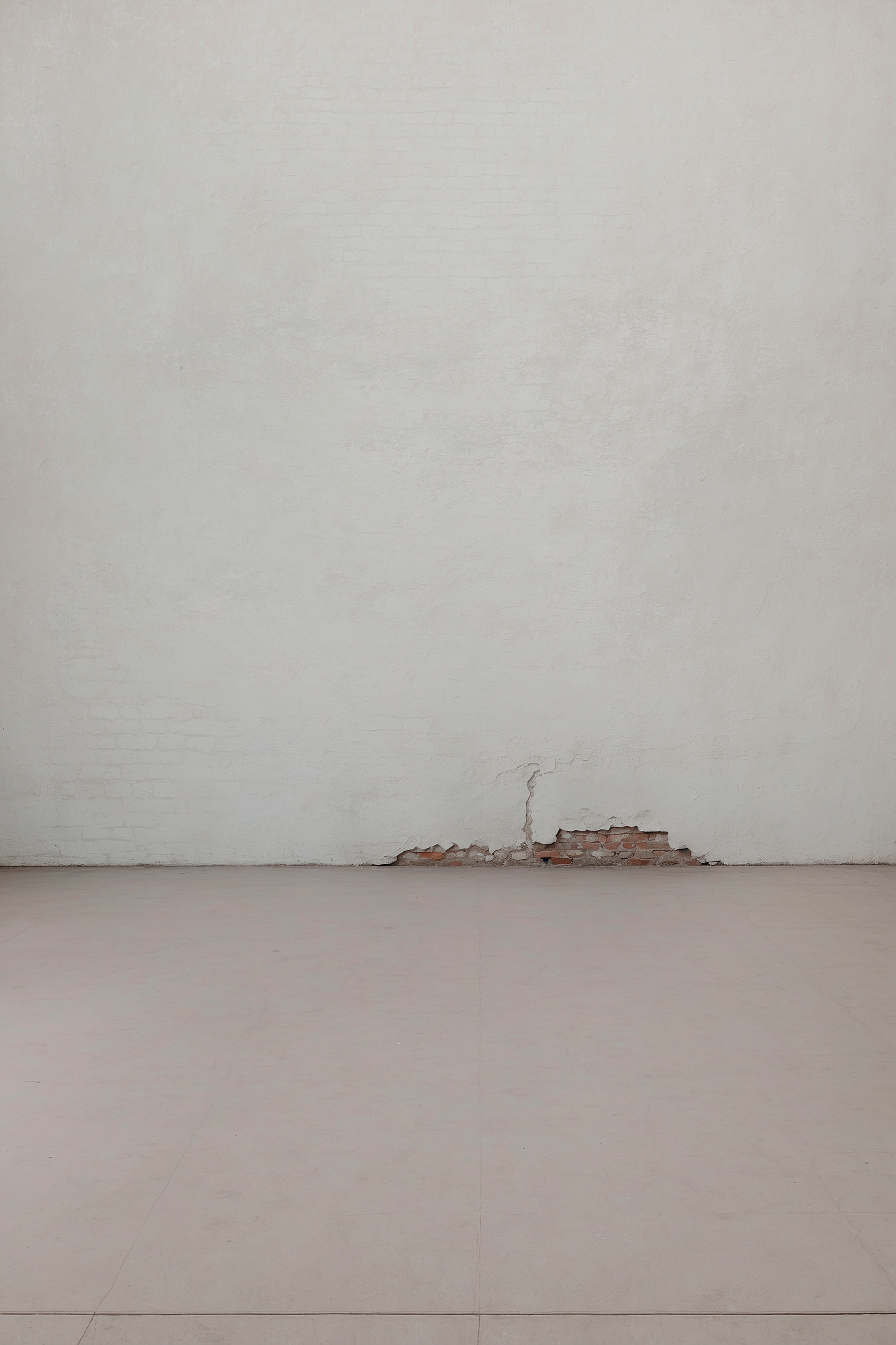 White wall with a crack in the wall