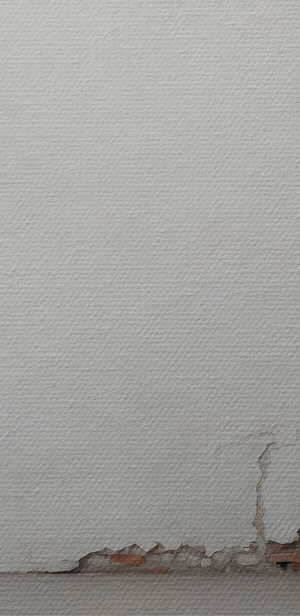 White wall with a crack in the wall