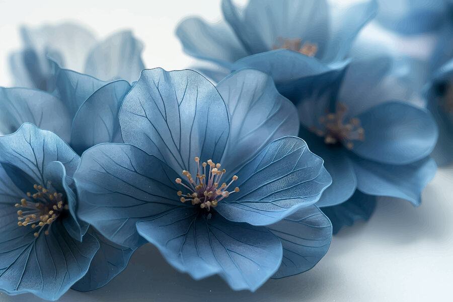 Flores azules sobre una superficie blanca