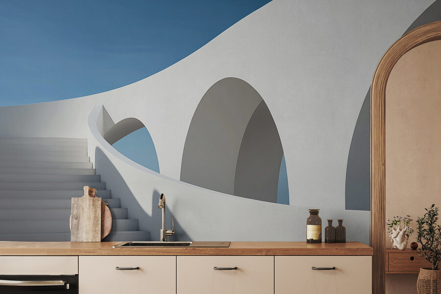Escalera blanca con arcos
