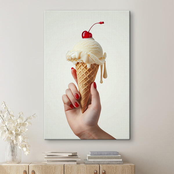 Una mano que sostiene un cucurucho de helado con una cereza encima Cuadros Una mano que sostiene un cucurucho de helado con una cereza encima
