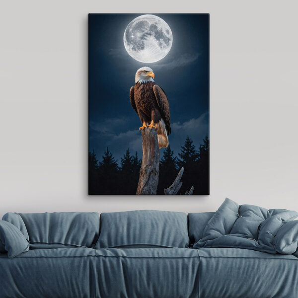 Cuadros Águila calva posada en un poste con la luna llena al fondo (SKU: s41043) Cuadros Cuadros Águila calva posada en un poste con la luna llena al fondo (SKU: s41043)