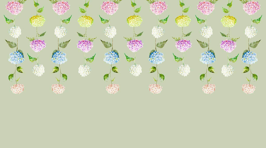 Hilera de flores con hojas verdes