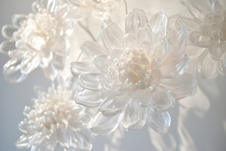 Exposición de delicadas esculturas florales de cristal.