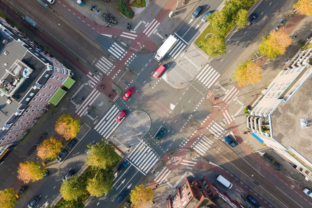 Vista aérea de un cruce de calles con coches y edificios Vista aérea de un cruce de calles con coches y edificios