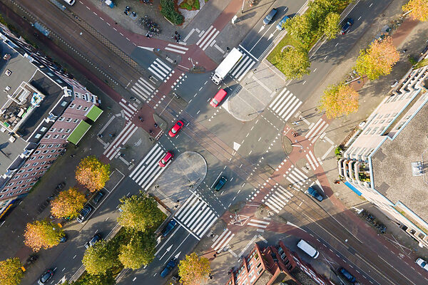 Vista aérea de un cruce de calles con coches y edificios Vista aérea de un cruce de calles con coches y edificios