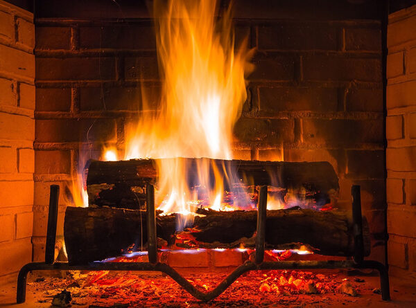 Fuego en una chimenea Fuego en una chimenea