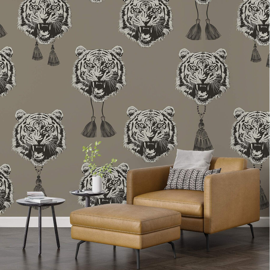 Pattern of tiger heads with tassels Pattern of tiger heads with tassels