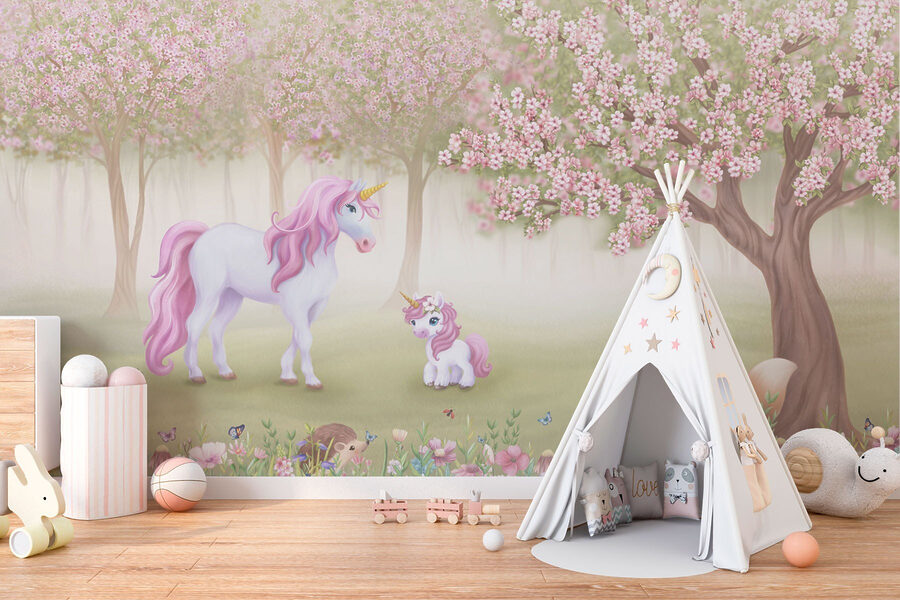 Unicornio y una ardilla en un bosque