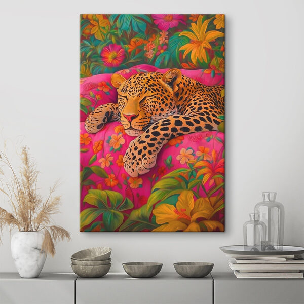 Cuadros Un leopardo durmiendo en un sofá rosa