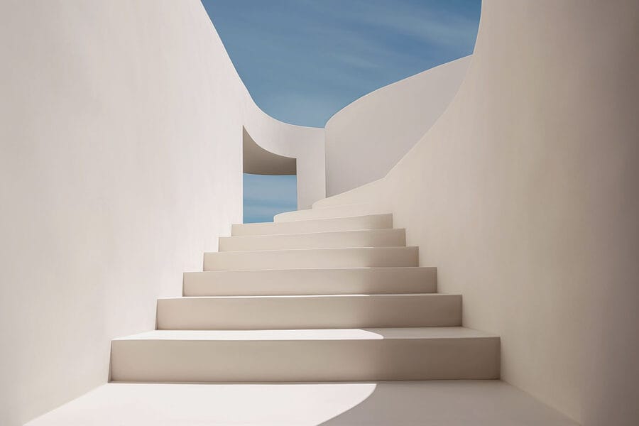 Escalera blanca con cielo azul