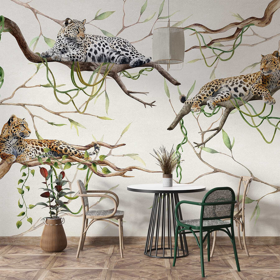 Grupo de leopardos tumbados en las ramas