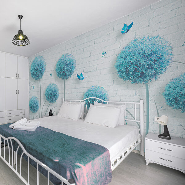 Papel pintado con flores azules y mariposas Papel pintado con flores azules y mariposas