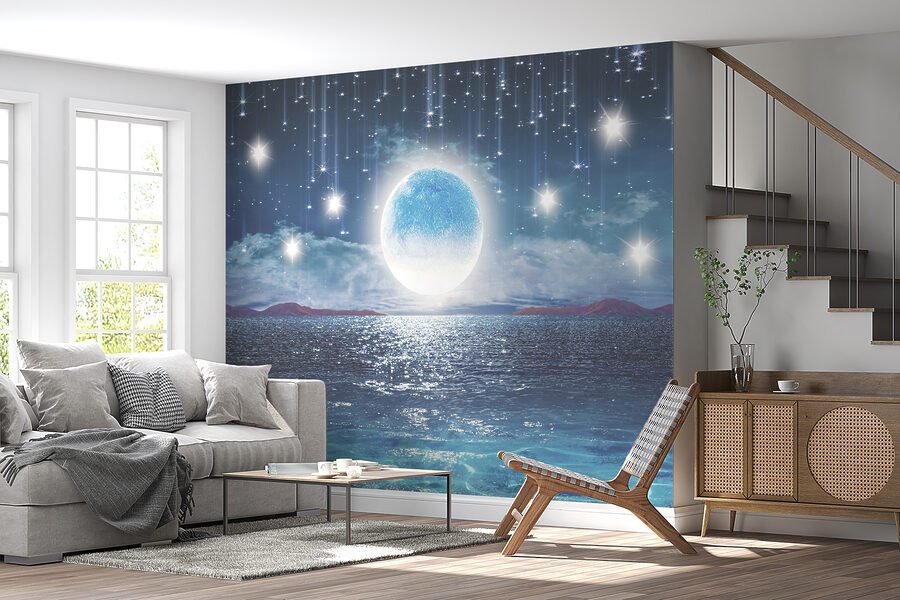 Luna sobre el agua con estrellas y nubes