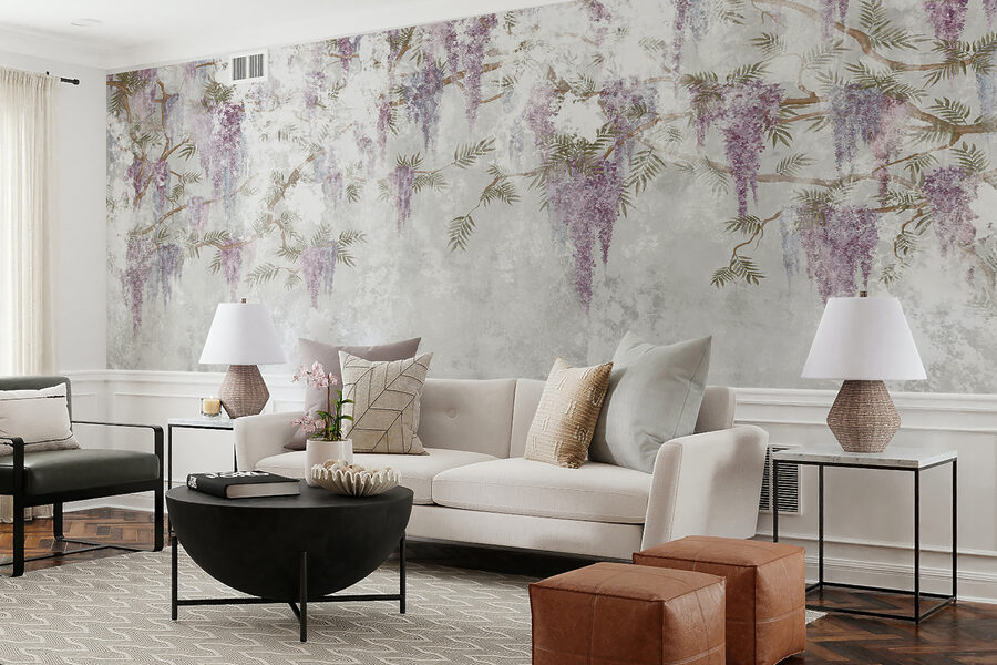 Pared blanca con flores moradas