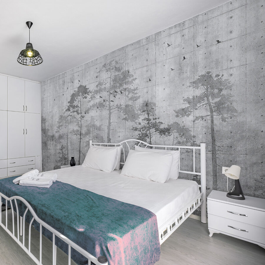 Pared gris con árboles y pájaros