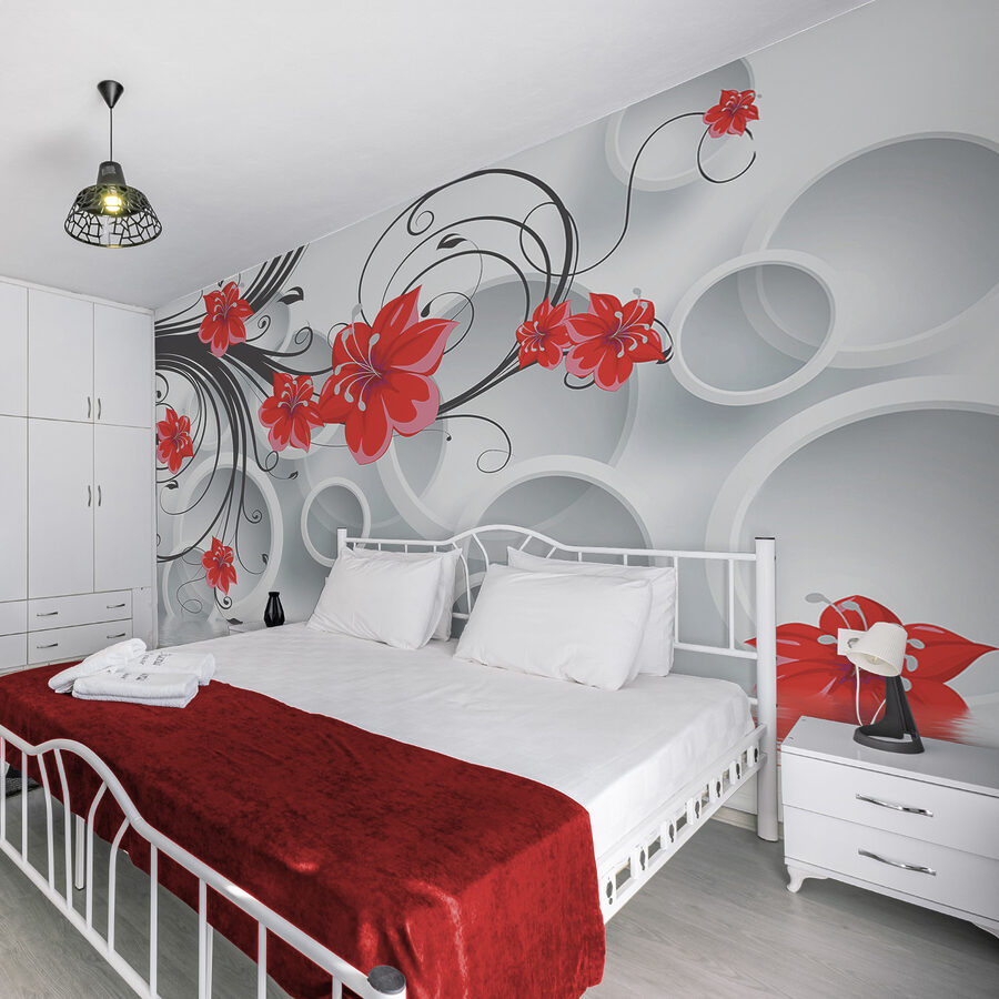 Papel pintado con flores rojas y círculos blancos
