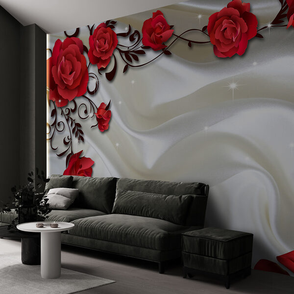 Raso blanco con rosas y pétalos rojos Raso blanco con rosas y pétalos rojos
