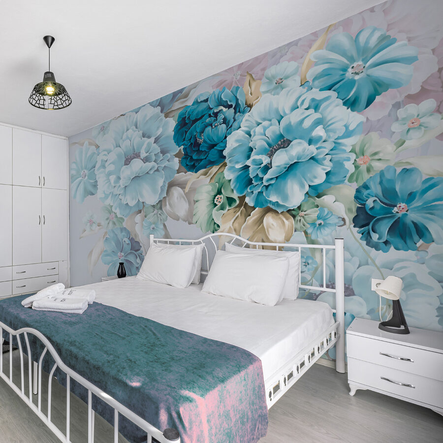 Elegante arreglo floral en tonos suaves.