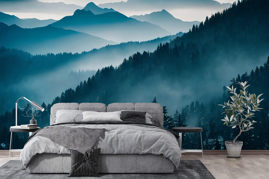 Cordillera con árboles y niebla