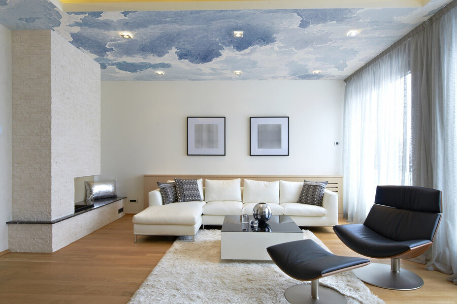 Un cielo azul y blanco con nubes