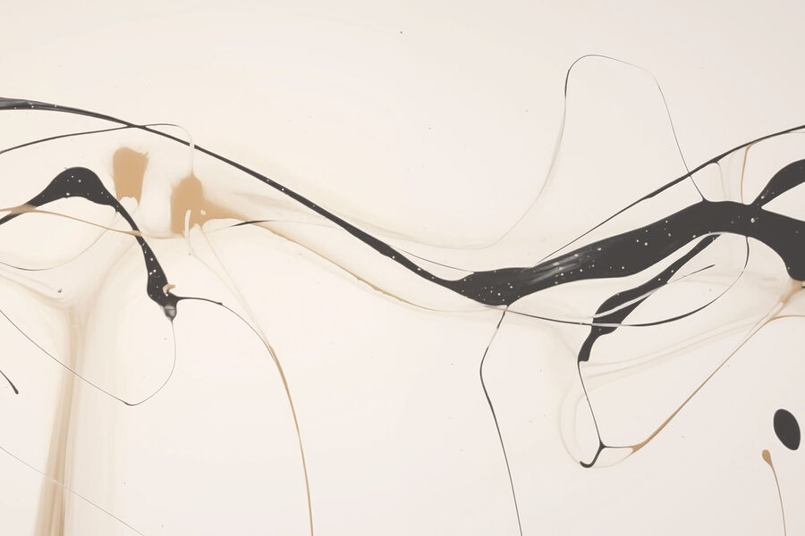 Pintura negra y fuego sobre una superficie blanca