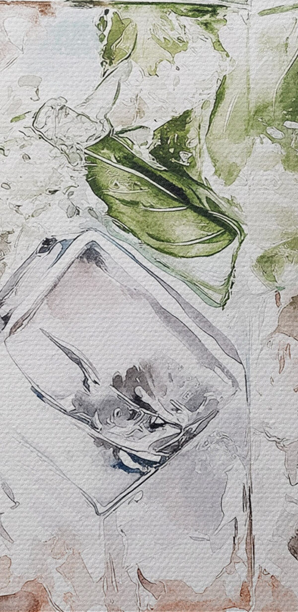 Glass with ice and lime on top