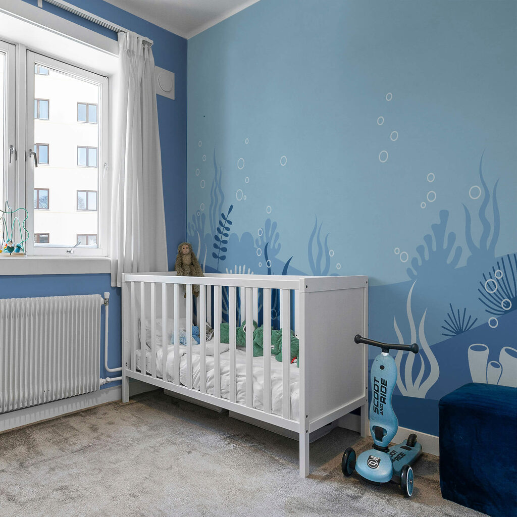 Escena submarina en azul y blanco