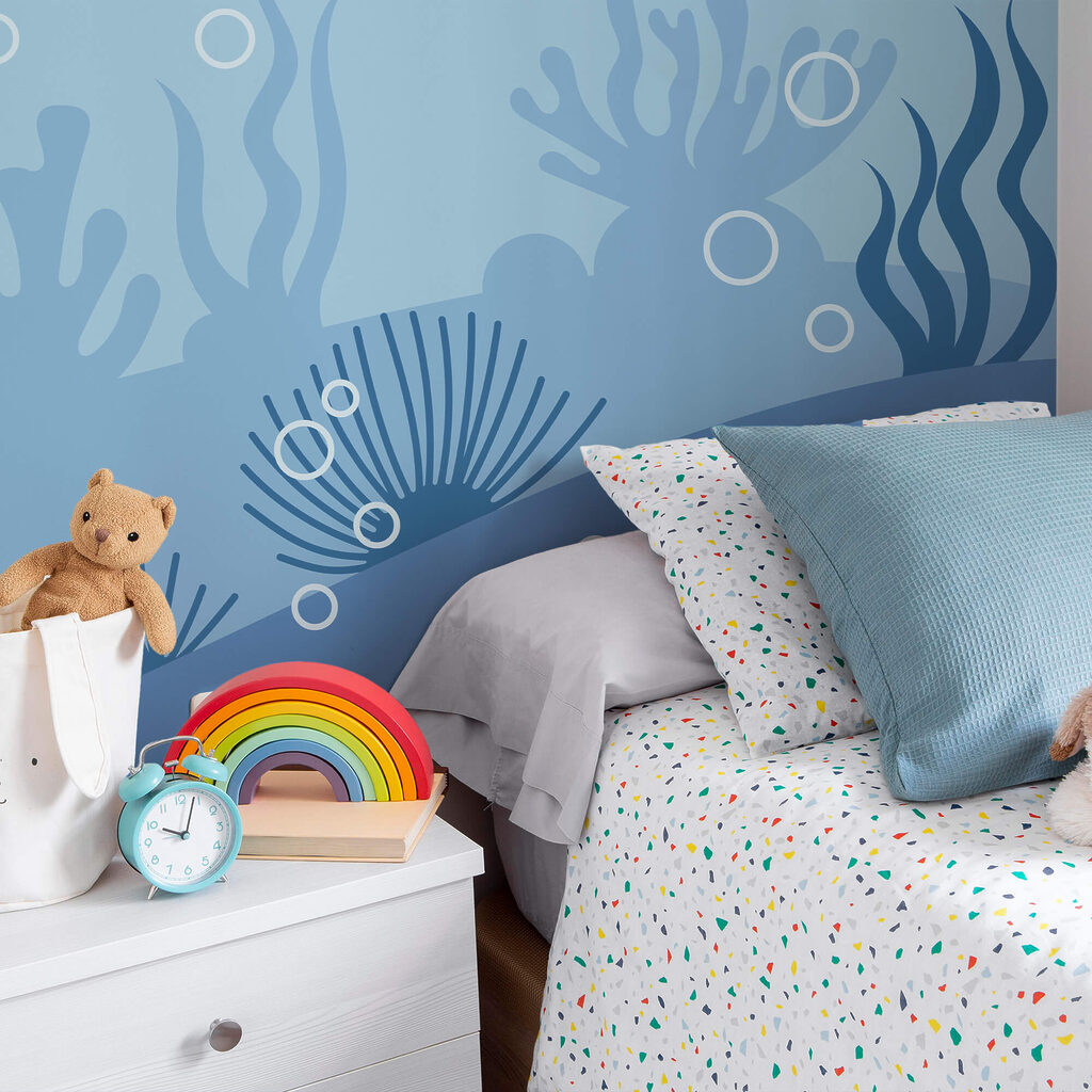 Escena submarina en azul y blanco