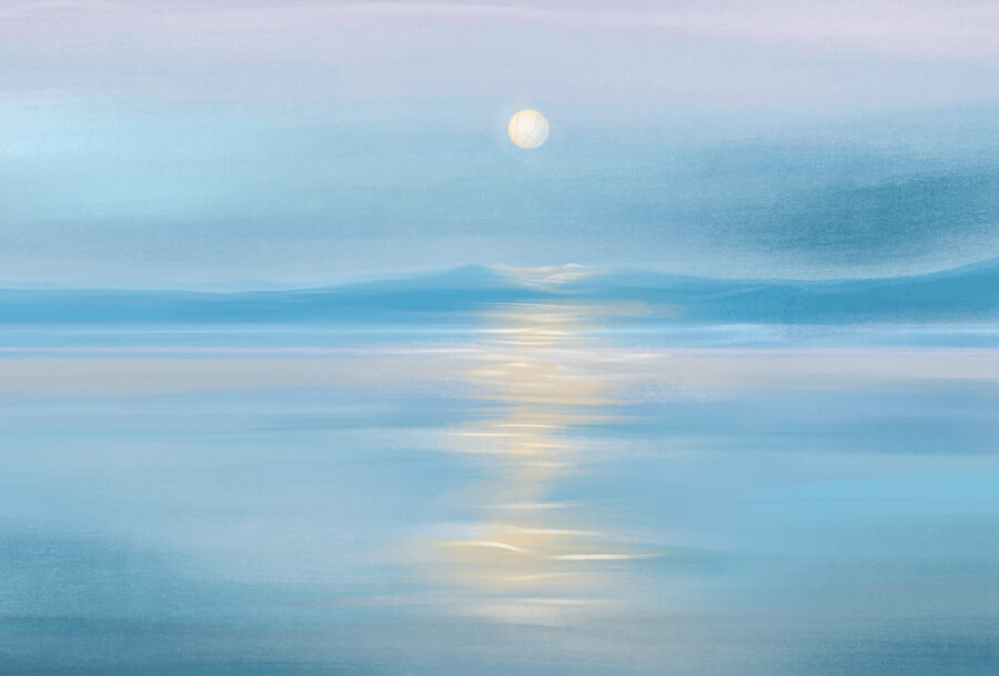 Luna sobre una masa de agua