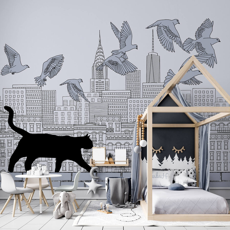 Gato caminando sobre una pared con pájaros volando en el cielo